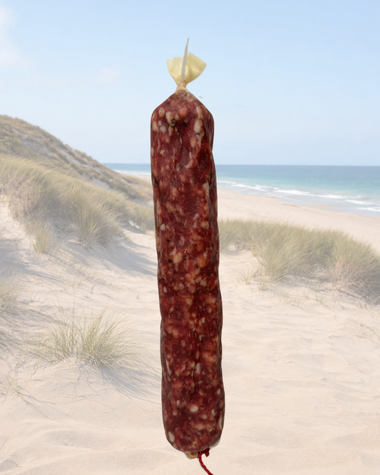 Luftgetrocknete Schweinemettwurst mit Pfeffer und Rotwein
